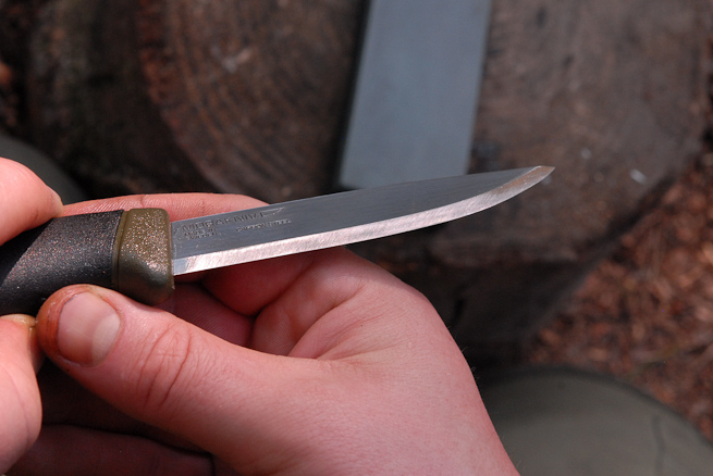 A smoother finish on the bevel after multiple passes on the finer side of the oil-stone. Photo: Ben Gray.