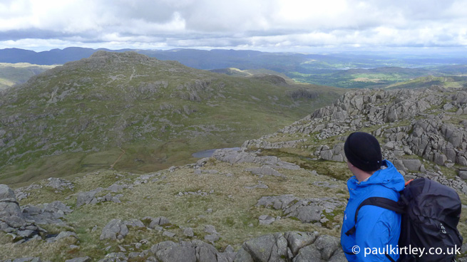  muž s výhledem na Lakeland Fells