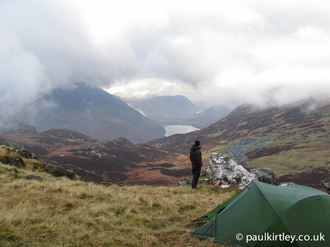 Wilder Camper mit Blick auf die Landschaft des Lake District