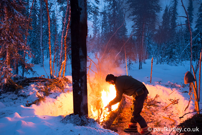 Establishing a long log fire