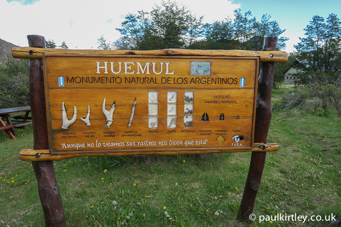 Information display on Huemul antlers, droppings and tracks