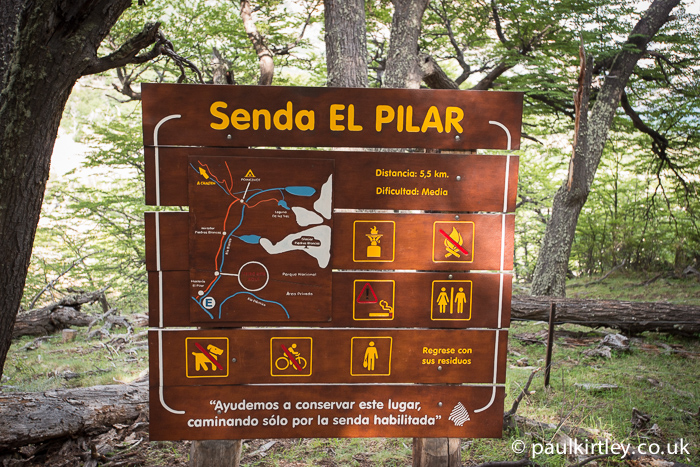 Senda El Pilar hiking trail map and sign