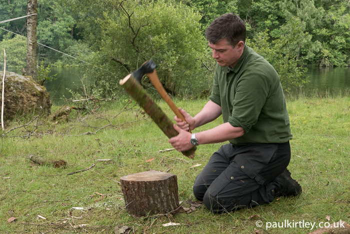 Small wood splitting technique with Gransfors Bruk Small Forest Axe